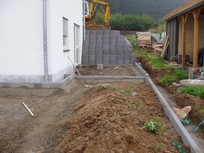 Sttzwand mit Hangflor Pflanzringen